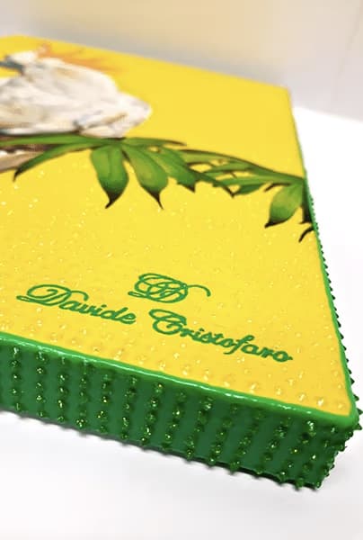 Die Signatur und der grüne Rand mit erhabenen Spitzen