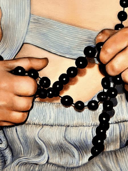 Detail der Hände, die die Kette halten