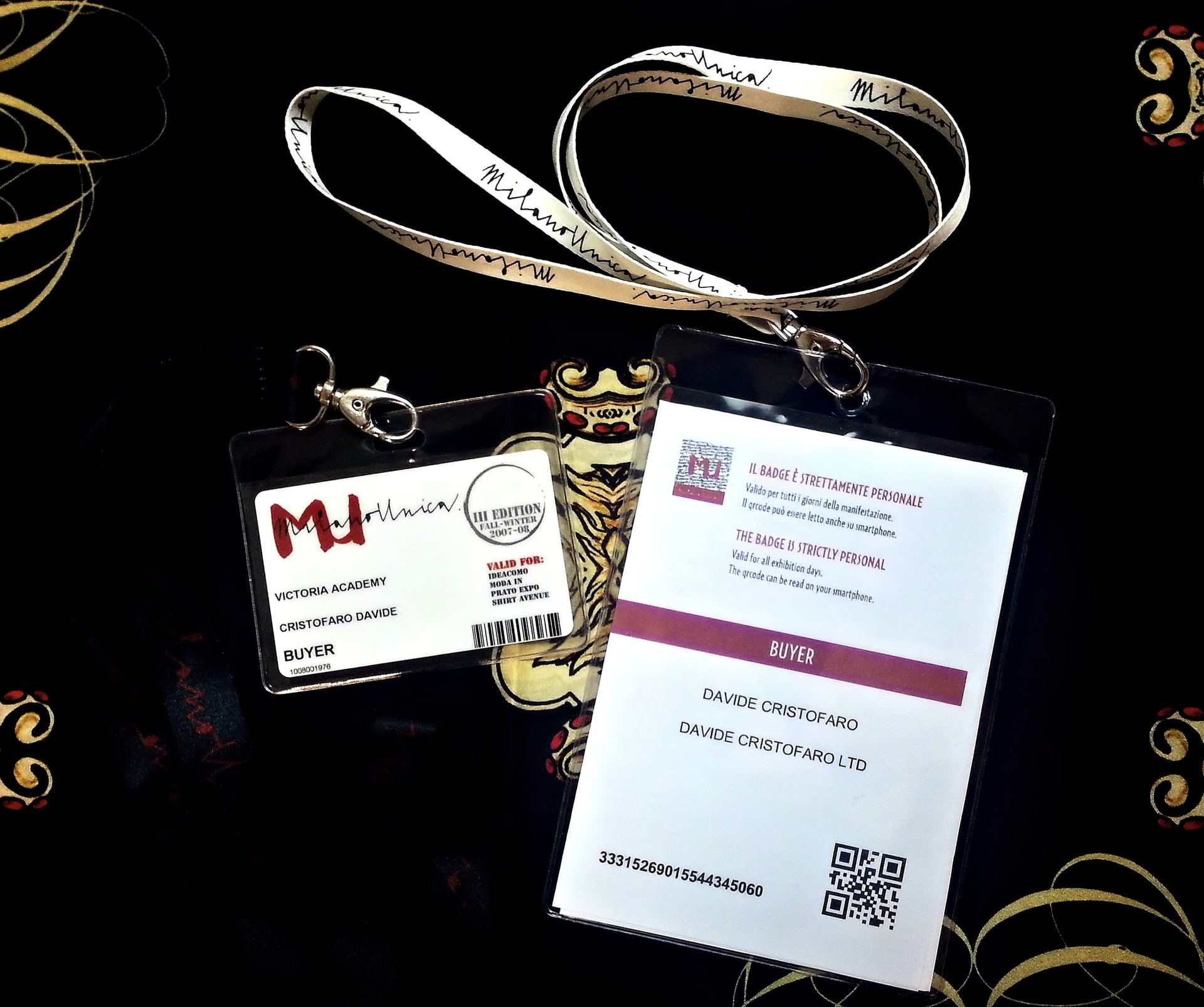 Le badge de la Victoria Academy de la troisième édition de Milano Unica, automne-hiver 2007-08, à côté du badge acheteur de 2019 au nom de Davide Cristofaro Ltd