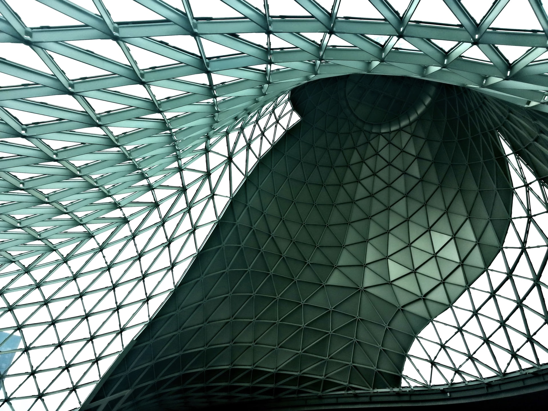 La verrière en verre et acier de Fiera Milano à Rho vue d’en bas