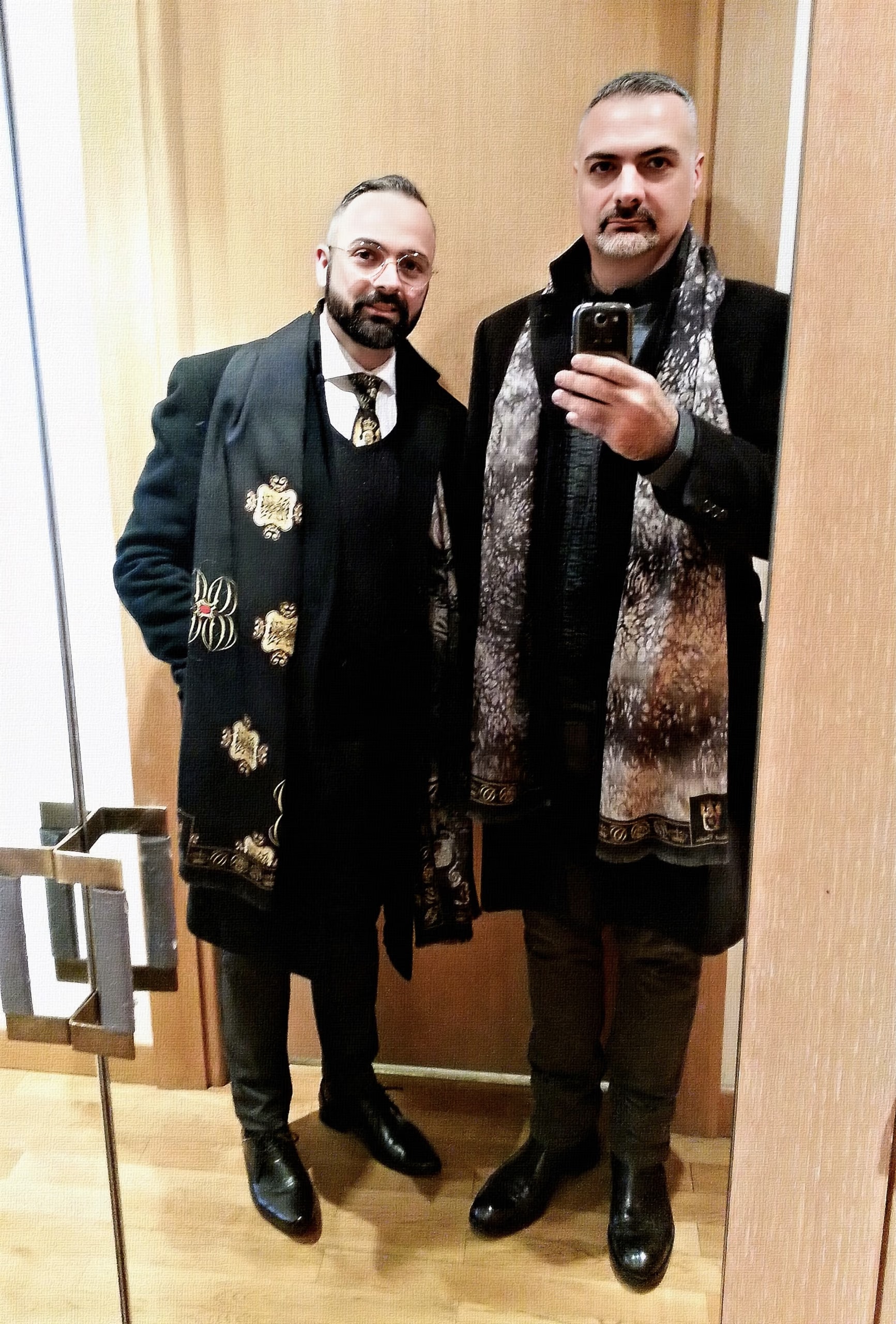 Davide et Giuseppe Cristofaro en costume sombre et écharpe de soie, photographiés dans un miroir