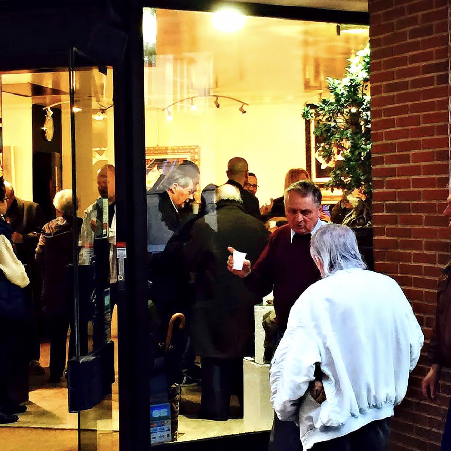 Through the glass front, the Galerie Thuillier full of visitors during the “Paris 2015” opening