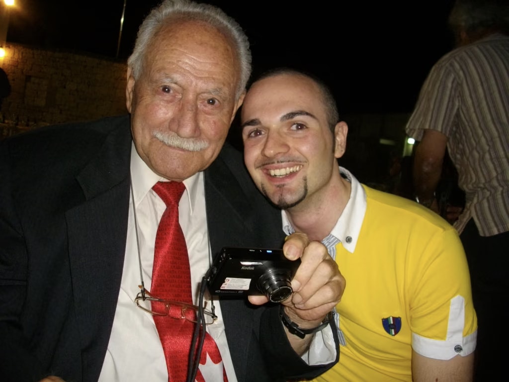 El artista Giuseppe Cito y Davide Cristofaro, cámara en mano, en la cena