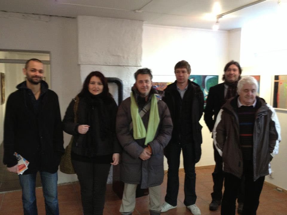 Un gruppo di visitatori nella sala principale della S9 Galleri