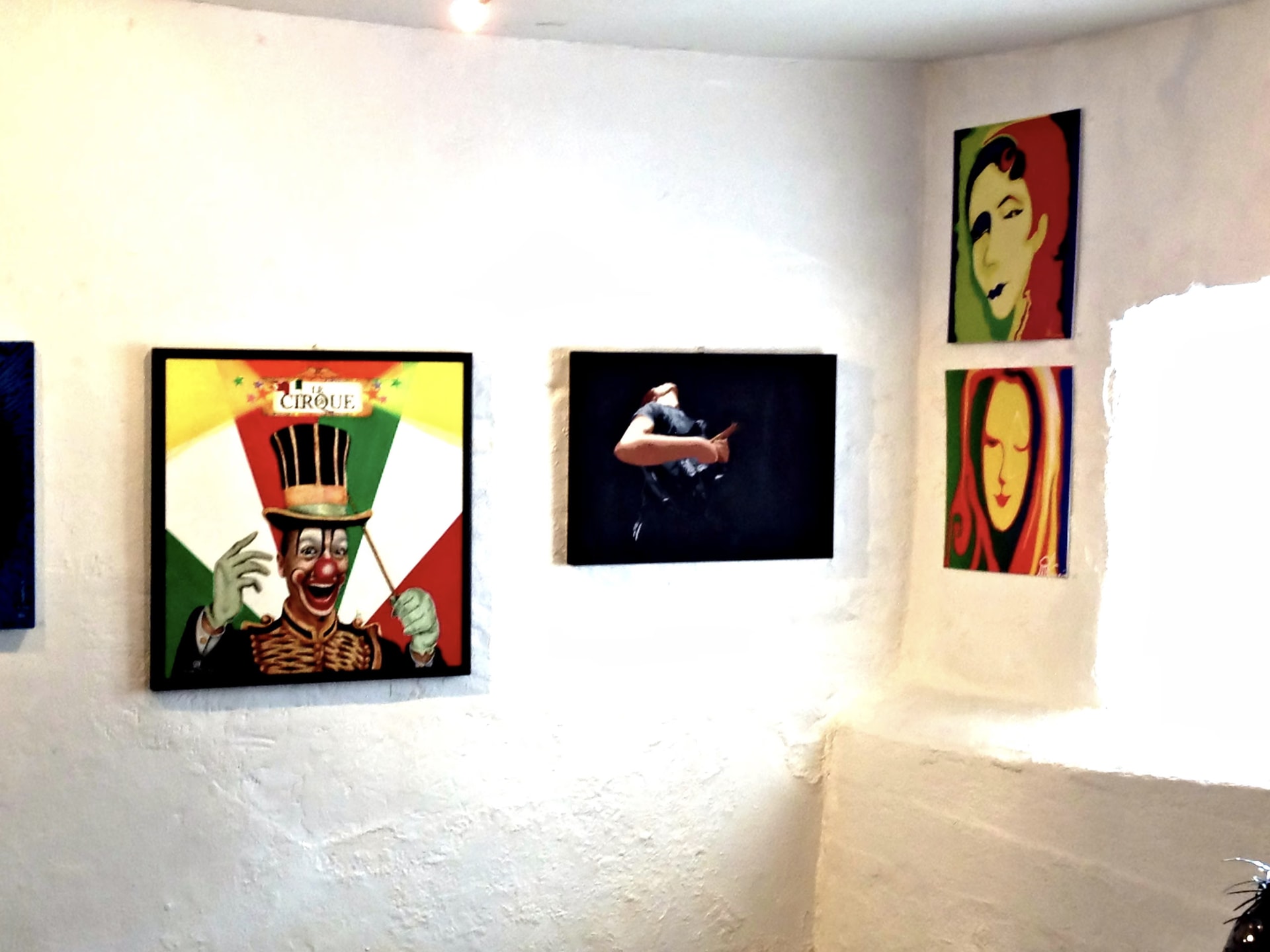 La sala bianca della S9 Galleri con Le Cirque accanto alle opere di altri artisti della collettiva