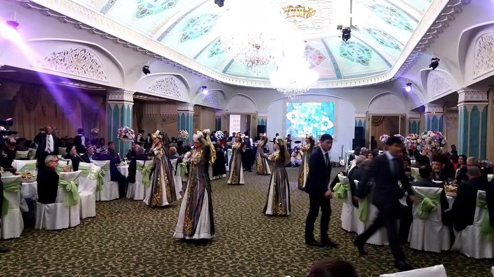 The gala evening for the twentieth anniversary of the Academy of Arts of Uzbekistan, with dancers between the tables