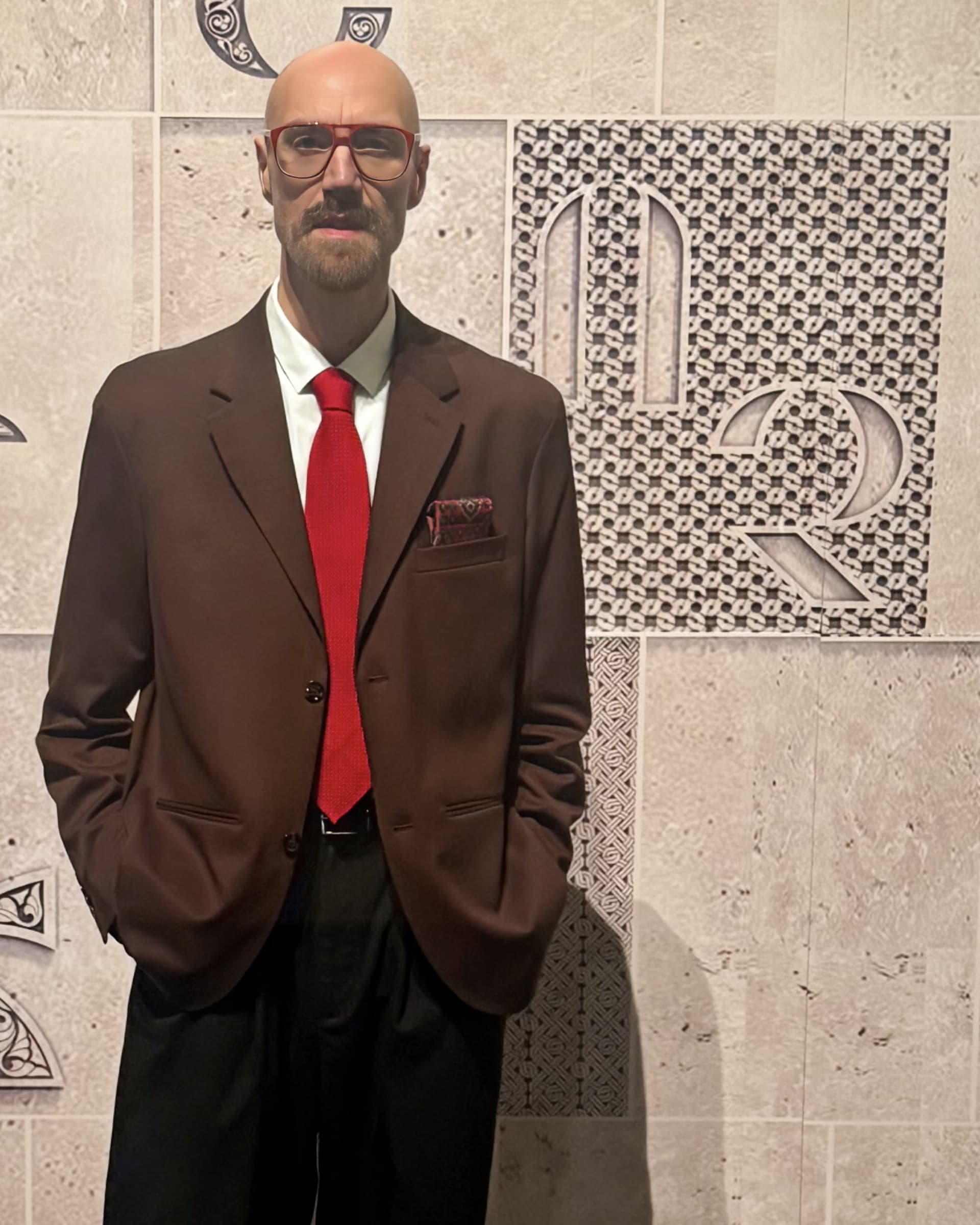 Raimondo Rossi (Ray Morrison) in giacca marrone con la cravatta rossa in seta grenadine grossa Davide Cristofaro all’Heritage Gala 2025 dell’Armenian American Museum, Los Angeles