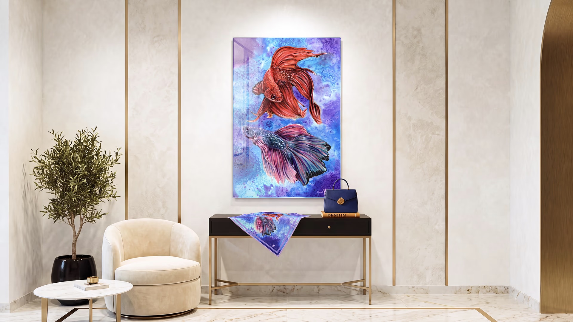 Stampa su plexiglass di due pesci betta rosso e blu in salotto beige con poltrona avorio