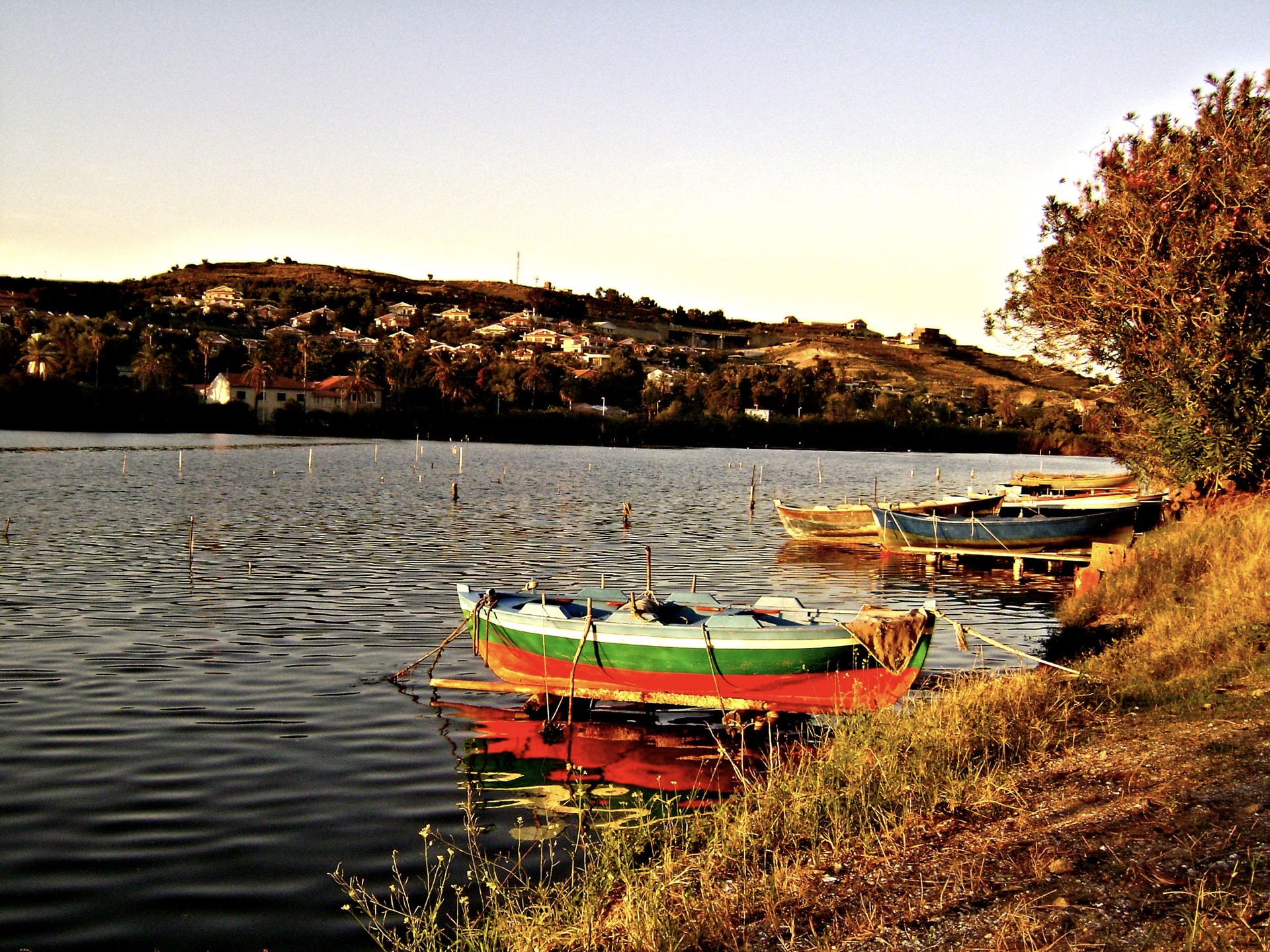 Bunte Boote am Pantano Grande von Ganzirri in Messina bei Sonnenuntergang