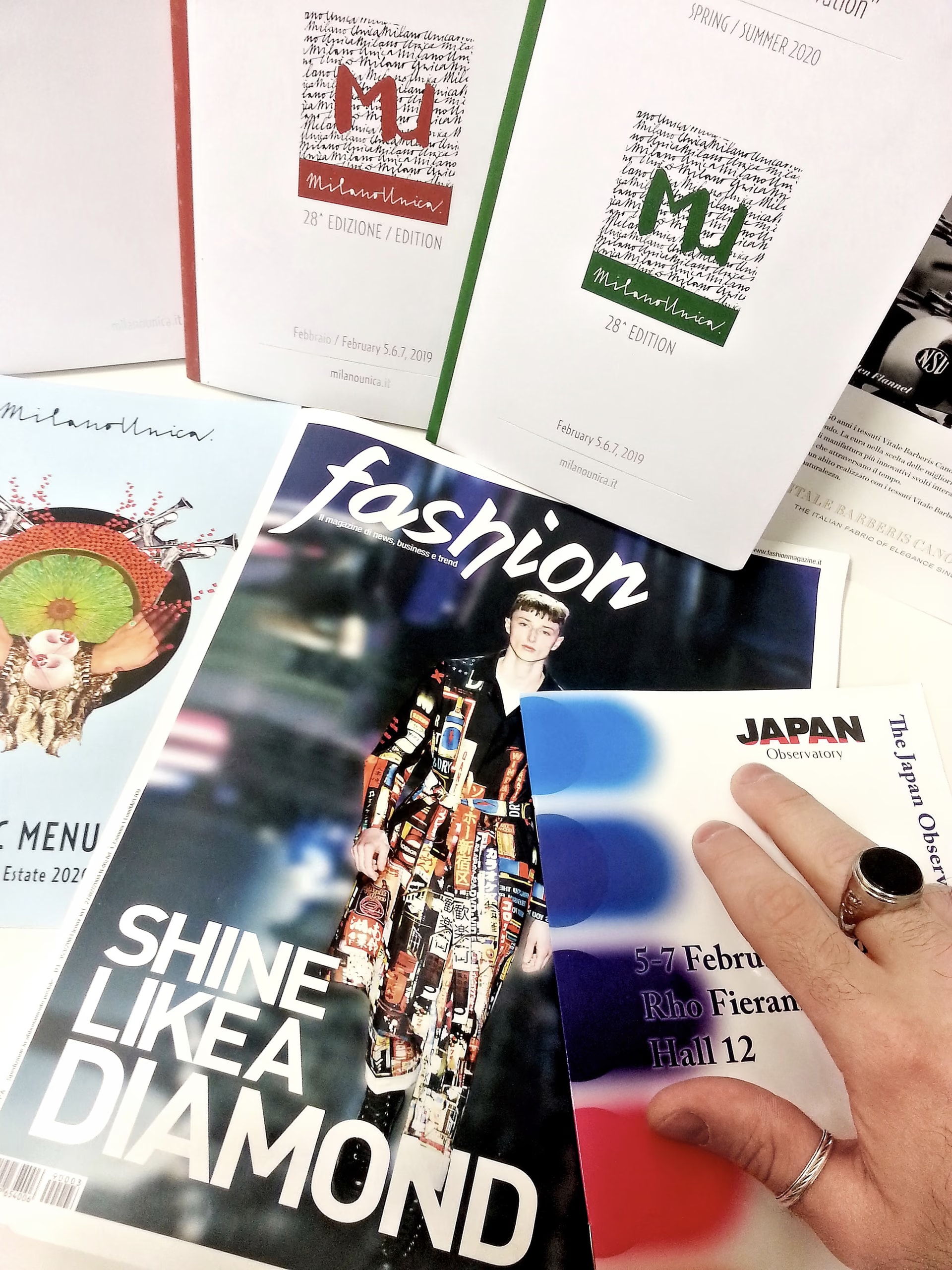 Les catalogues de la vingt-huitième édition de Milano Unica, printemps/été 2020, avec le magazine fashion et le programme du Japan Observatory