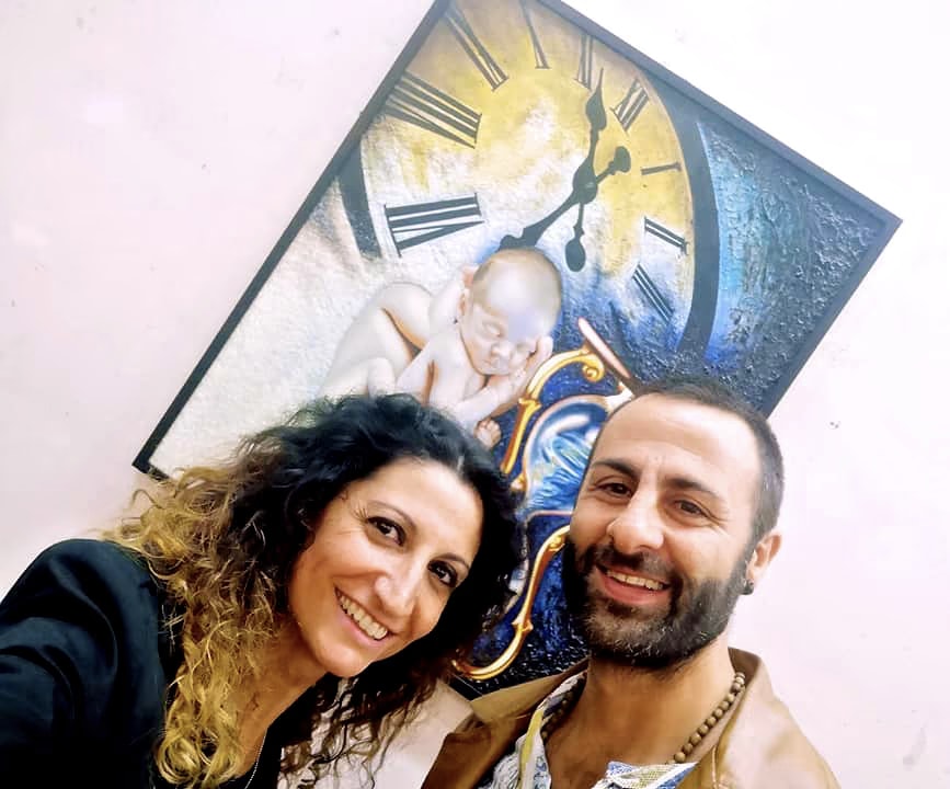 Caterina et Giulio sourient devant Le Long Écoulement du Temps au Museo Michetti