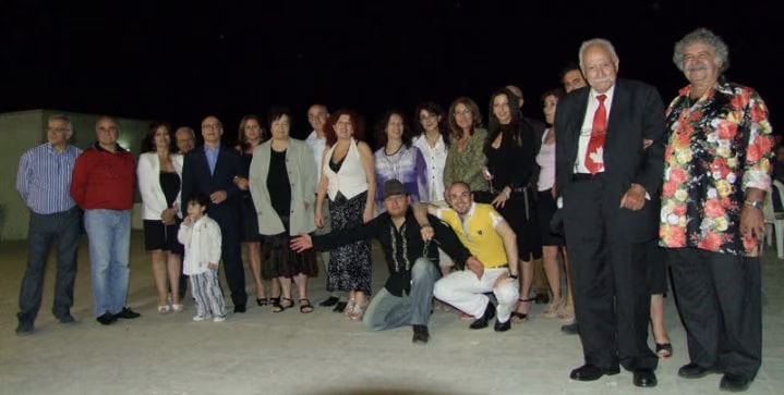 La foto de grupo de la cena con los artistas del 2.º Festival Nazionale dell’Arte, con Davide Cristofaro agachado en el centro