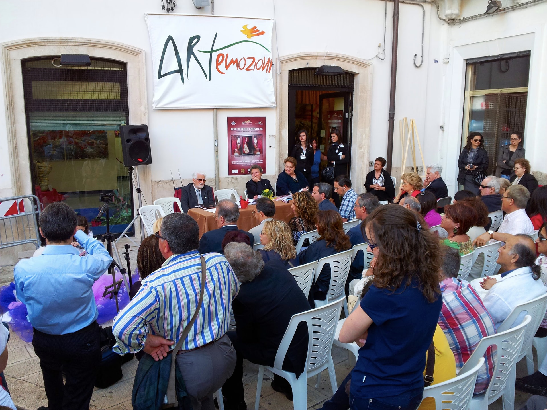 Il pubblico in piazza XX Settembre per la cerimonia finale di «Echi di perle artistiche», il 2 giugno 2012
