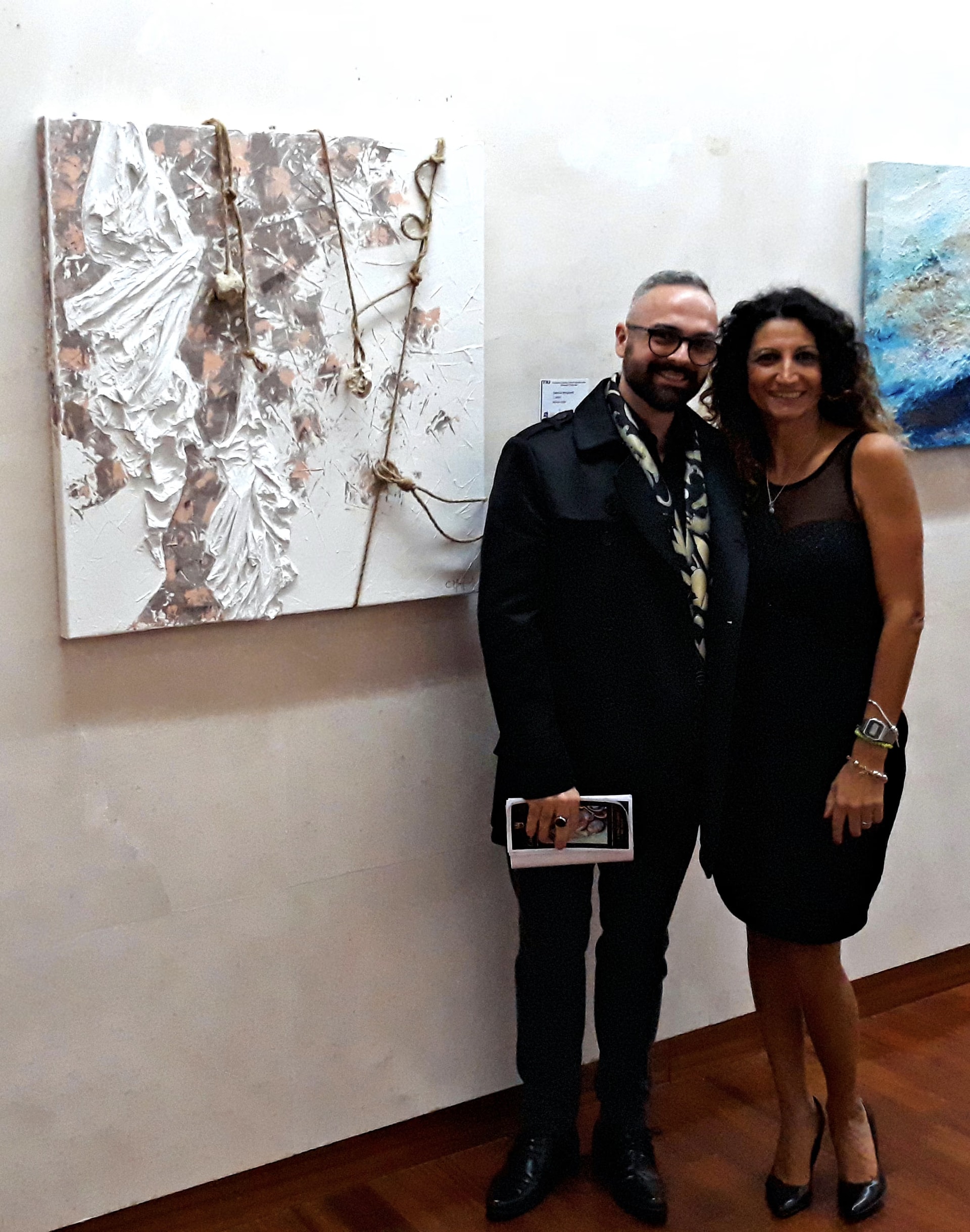 Davide Cristofaro et Caterina à côté de son œuvre à elle, un relief blanc avec fils et cordes, au Museo Michetti