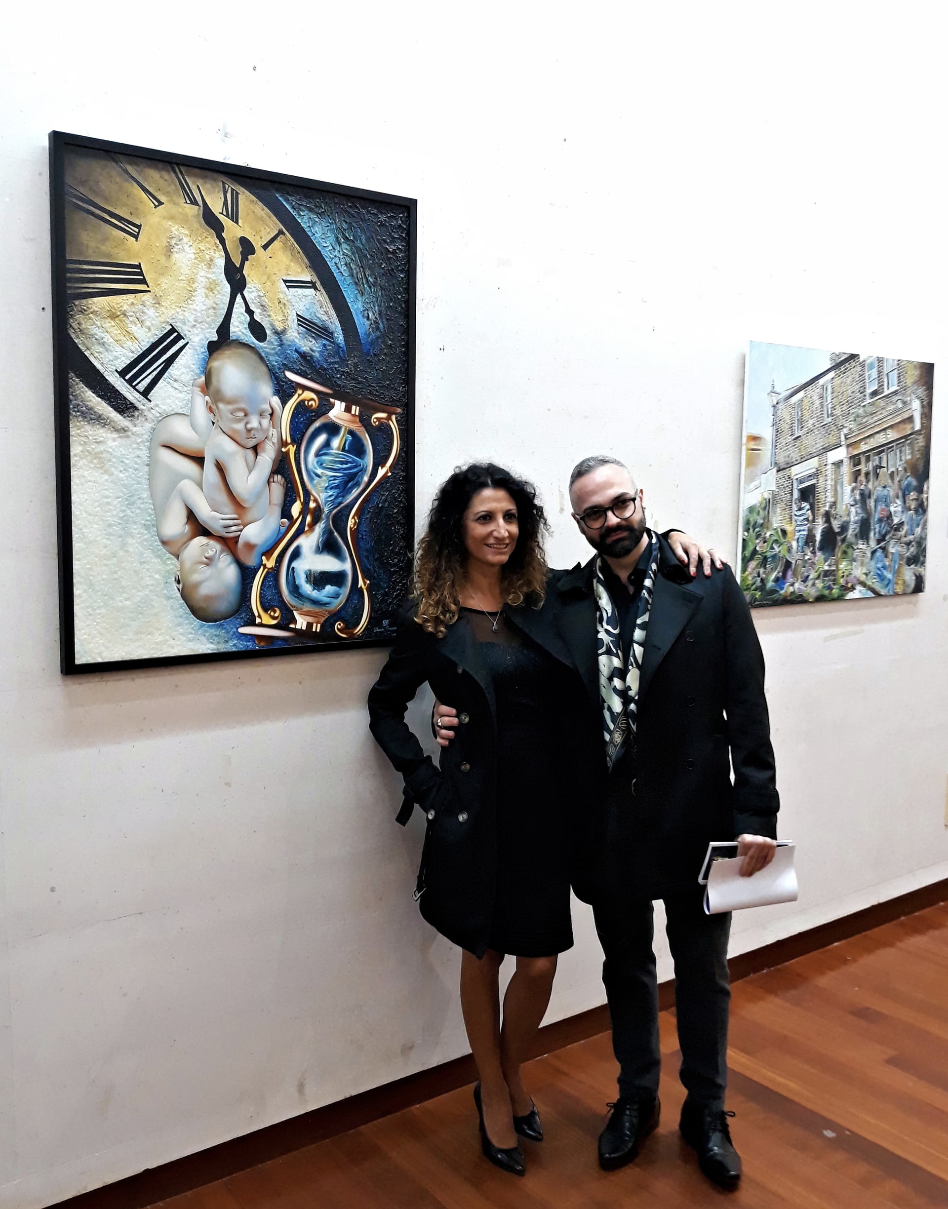 Davide Cristofaro et l’artiste Caterina, côte à côte près du Long Écoulement du Temps au Museo Michetti