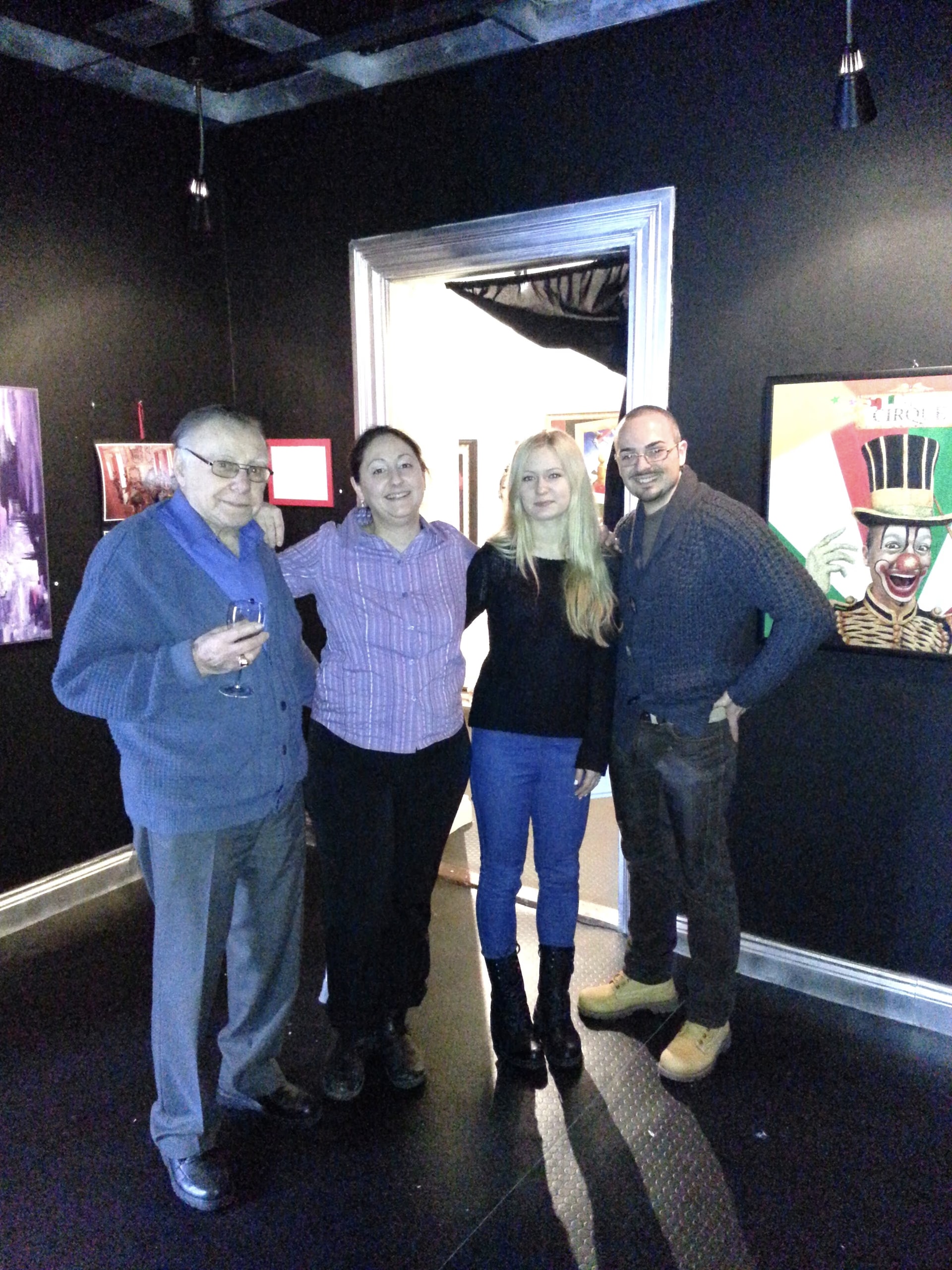Davide Cristofaro mit der Galeristin Elisa Bastiani und zwei Gästen bei der Vernissage der Galleri Quirinus