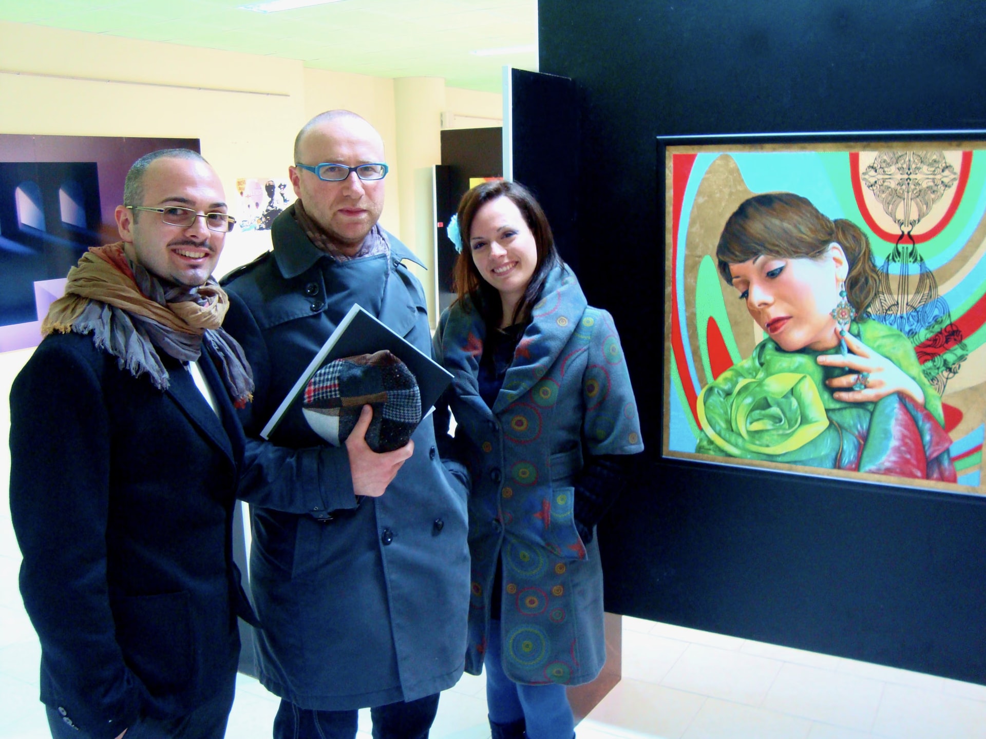 Davide Cristofaro, el crítico de arte Emiliano D’Angelo y Morena Cristofaro junto al retrato Morena en el Museo MAGMA