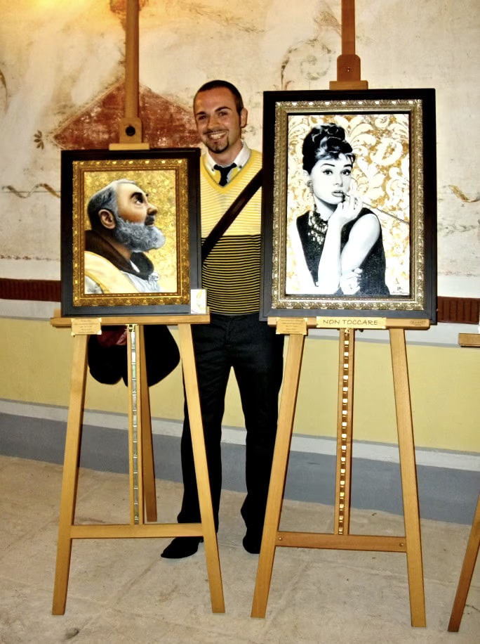 Davide Cristofaro entre «Padre Pío - Más allá de la Luz» y «¿Desayuno con diamantes?» en sus caballetes del Palazzo Ducale de Martina Franca