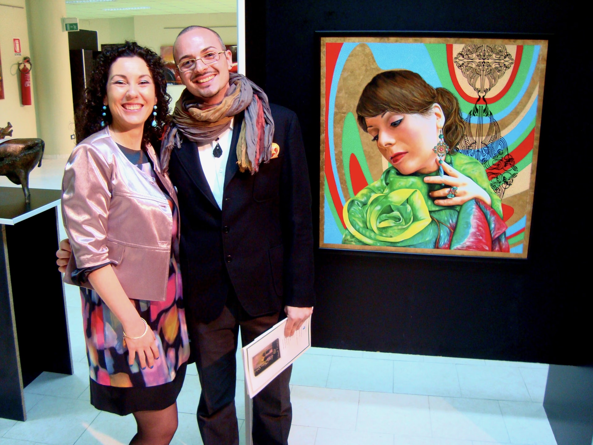 Davide Cristofaro con una de las organizadoras de la bienal ante el retrato Morena en el Museo MAGMA