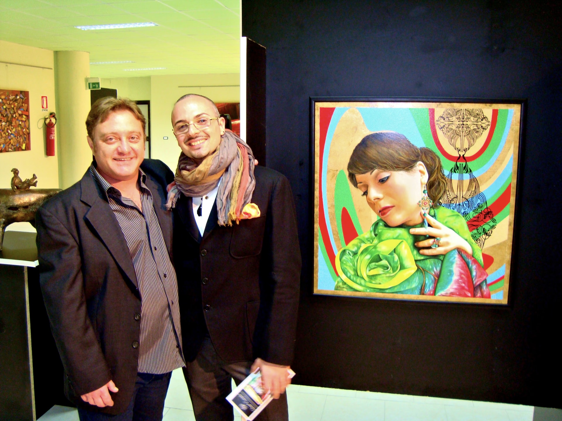 Paolo Feroce, director artístico del Museo MAGMA, y Davide Cristofaro ante el retrato Morena