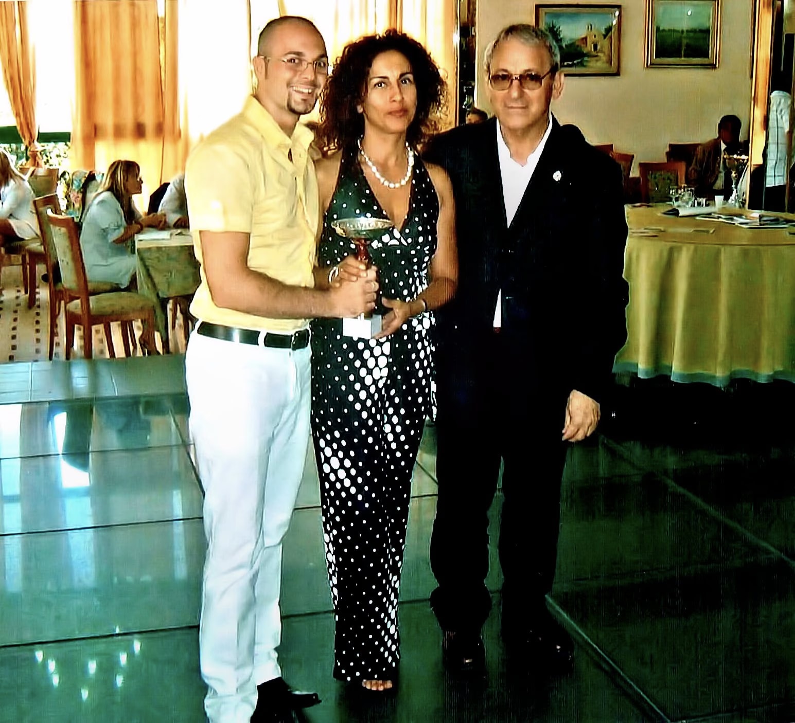 Davide Cristofaro erhält den Pokal des Ersten Preises von Serena Nicosia, neben Gianni Ianuale, in der Villa Arcobaleno, Messina 2010