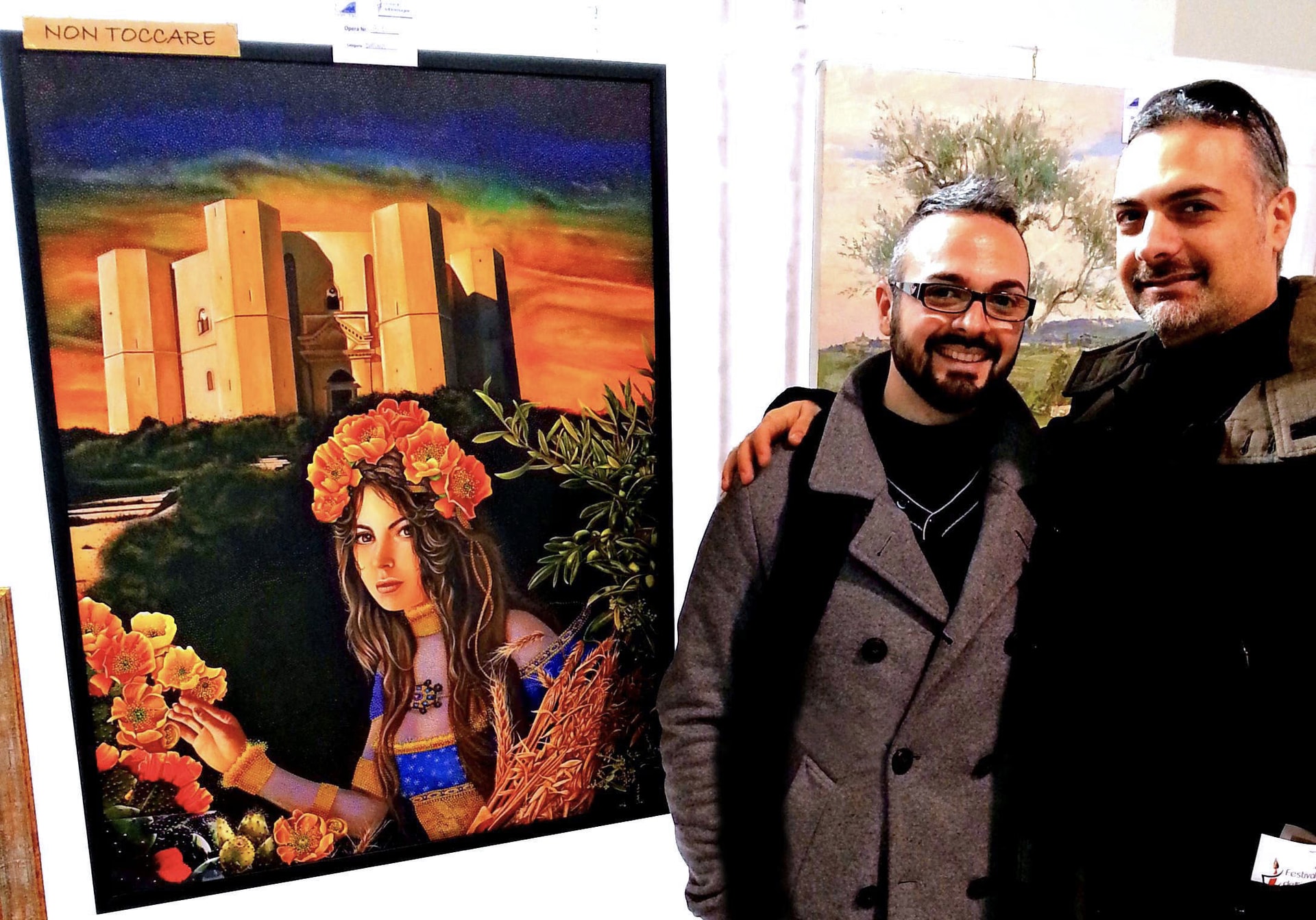 Davide Cristofaro mit seinem Bruder Giuseppe vor dem Werk beim Festival dell’Immagine 2015