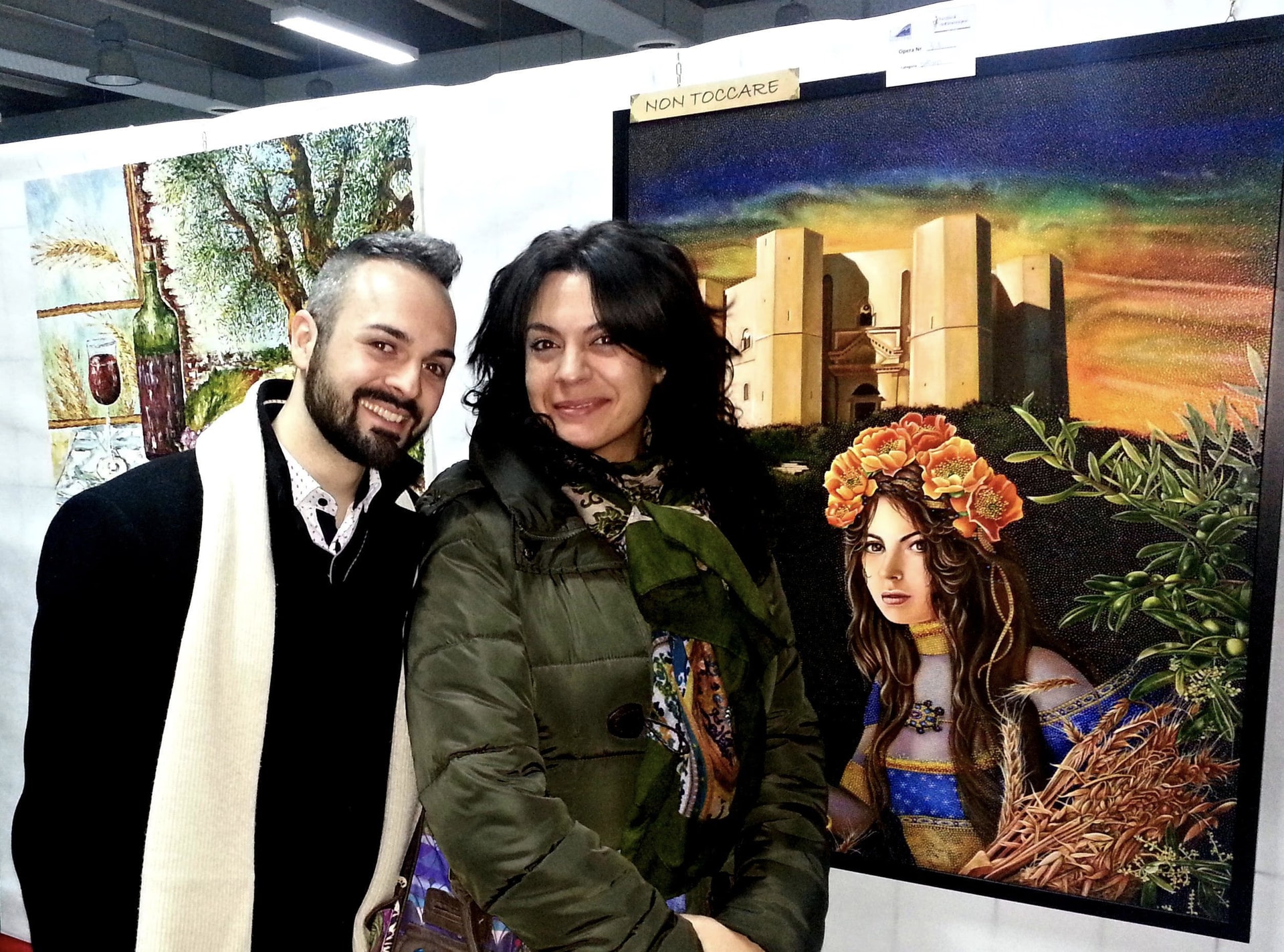 Davide Cristofaro und seine Schwester Vanessa lächeln neben Castel del Monte und die Hofdame beim Festival dell’Immagine 2015