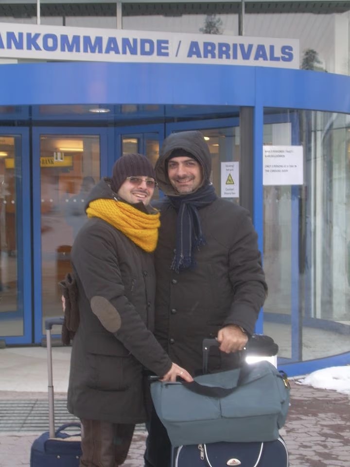 Davide und Giuseppe Cristofaro mit ihrem Gepäck vor dem Ankunftseingang eines schwedischen Flughafens