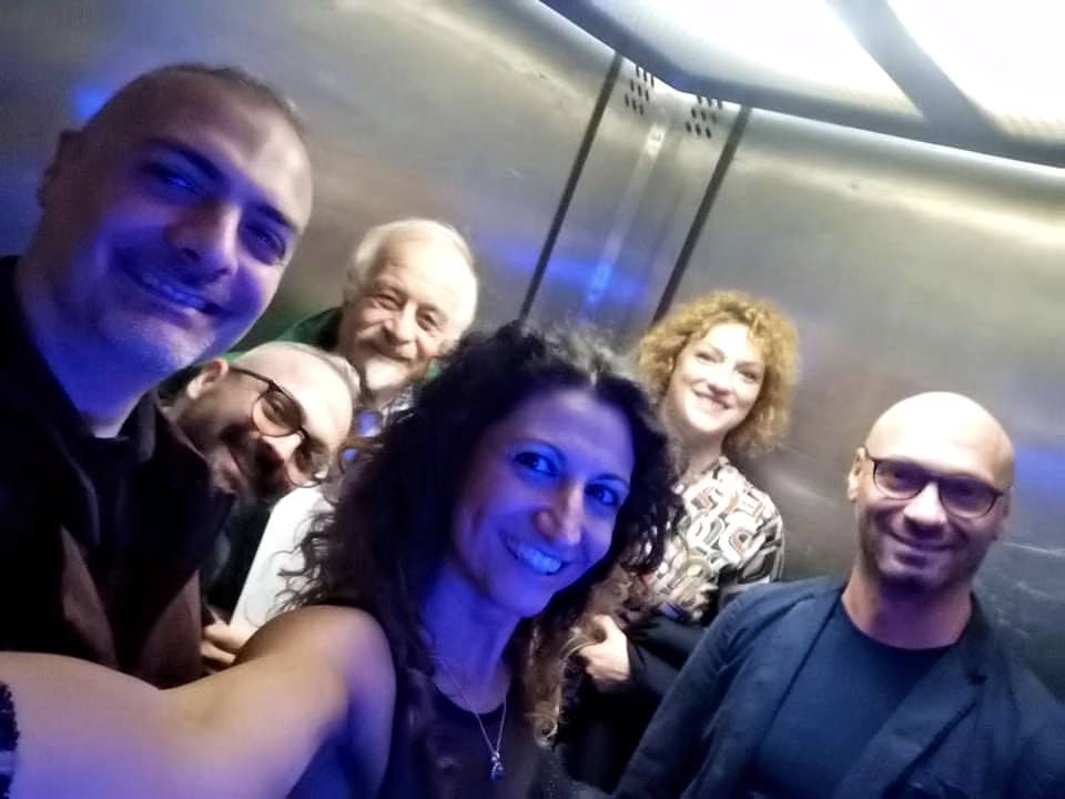 La photo souvenir de fin de soirée avec les artistes, son frère Giuseppe et des amis au Museo Michetti