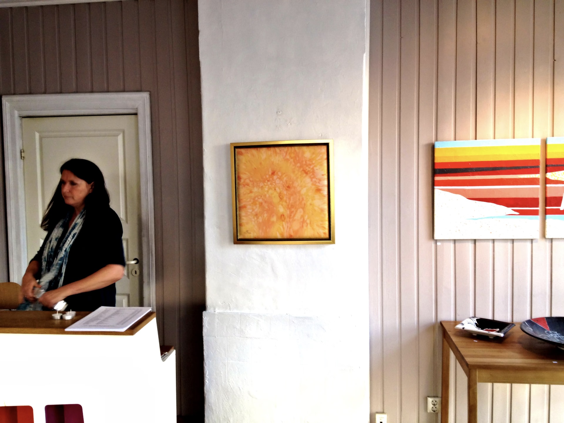 Genesi Solare, pittura su seta di Davide Cristofaro in cornice dorata, sulla colonna bianca della S9 Galleri
