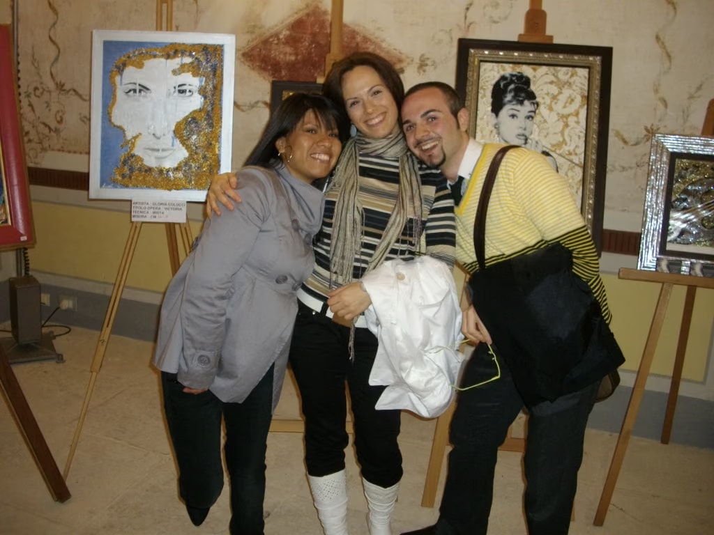 Gloria Colucci, Morena y Davide Cristofaro abrazados ante «Victoria» y «¿Desayuno con diamantes?» en el Palazzo Ducale