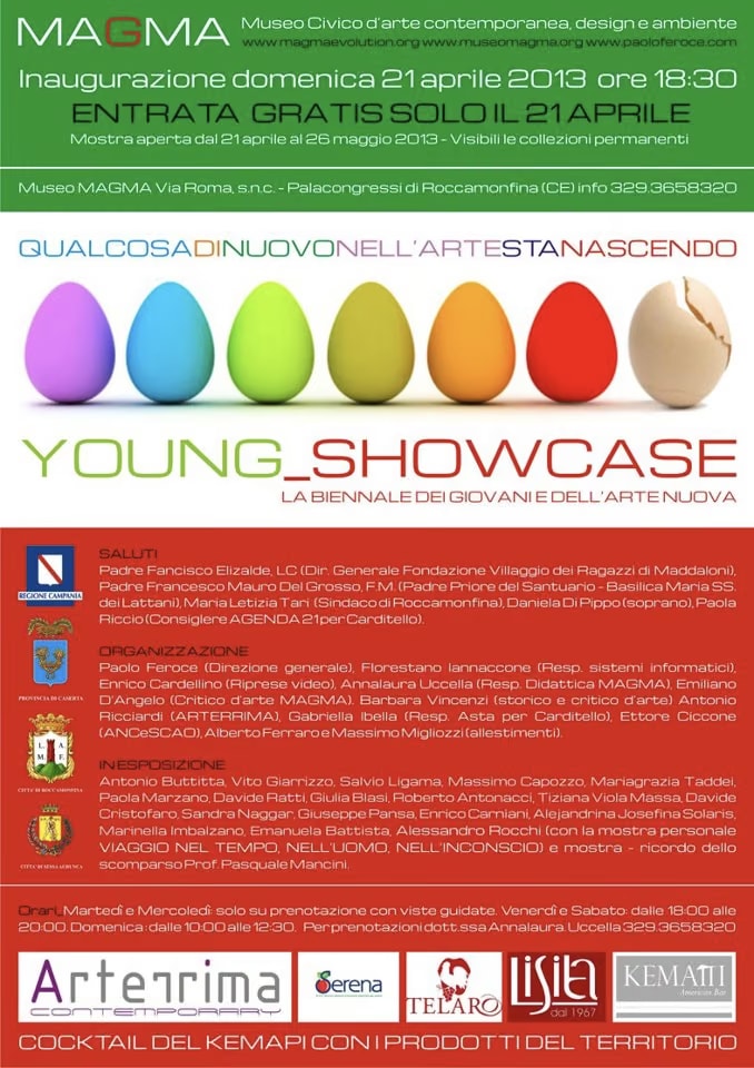El cartel de Young Showcase 2013 en el Museo MAGMA de Roccamonfina: siete huevos de colores y uno roto, inauguración el domingo 21 de abril de 2013 a las 18:30