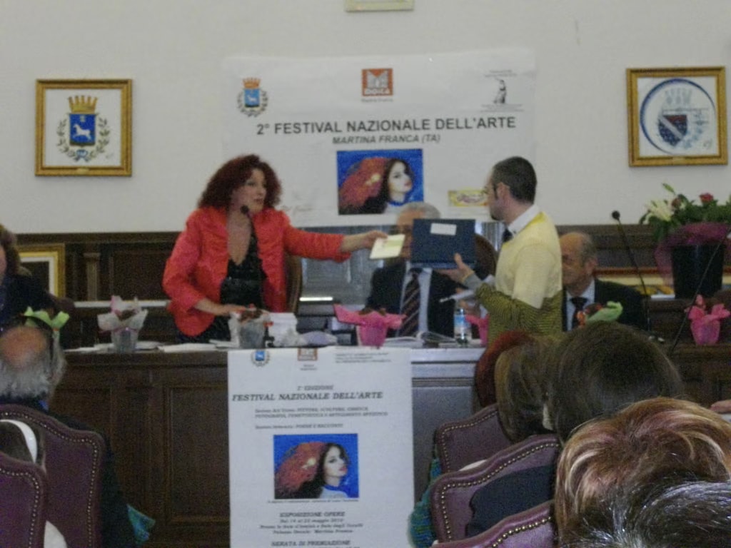 Lucia Torricella entrega el premio a Davide Cristofaro en la mesa del jurado, el 23 de mayo de 2010