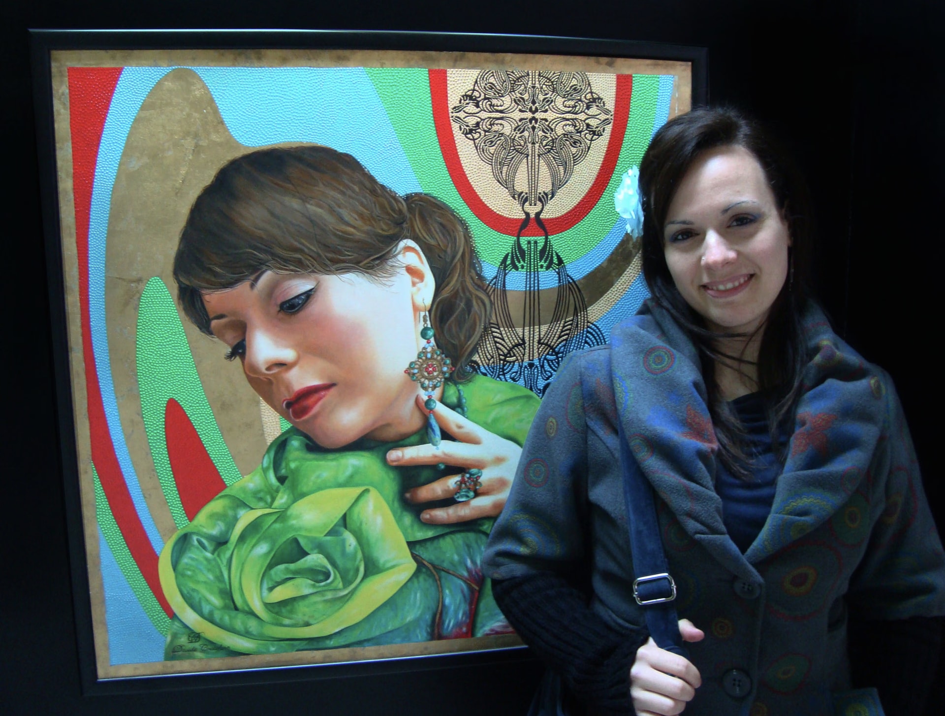 Morena Cristofaro, hermana de Davide y modelo del retrato, sonríe junto a la obra Morena en el Museo MAGMA