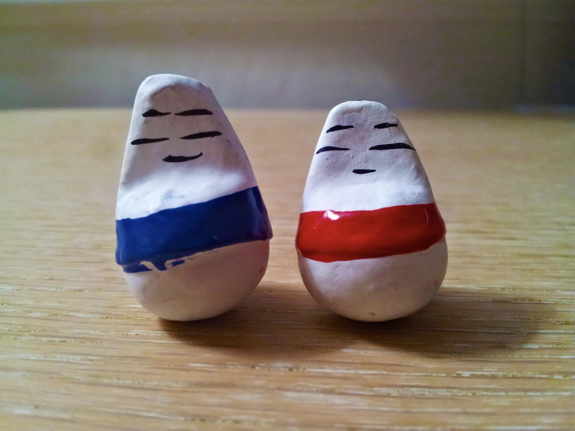 Les deux petits porte-bonheur blancs, l’un à bande bleue, l’autre à bande rouge, cadeau du Japan Observatory