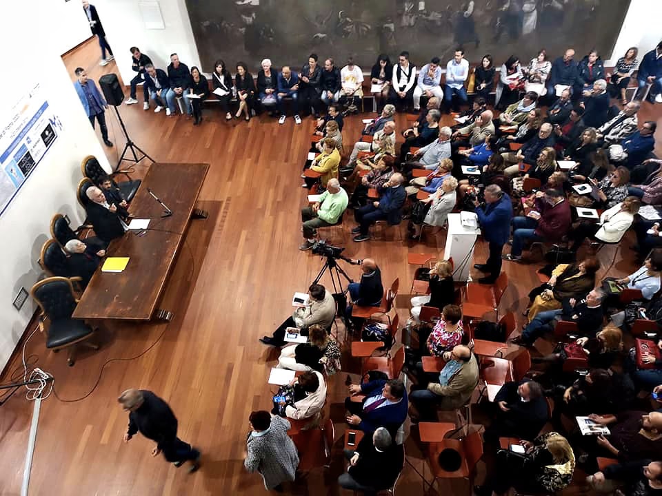 La grande salle du Museo Michetti pleine de public le soir du vernissage, vue d’en haut, avec la table des organisateurs
