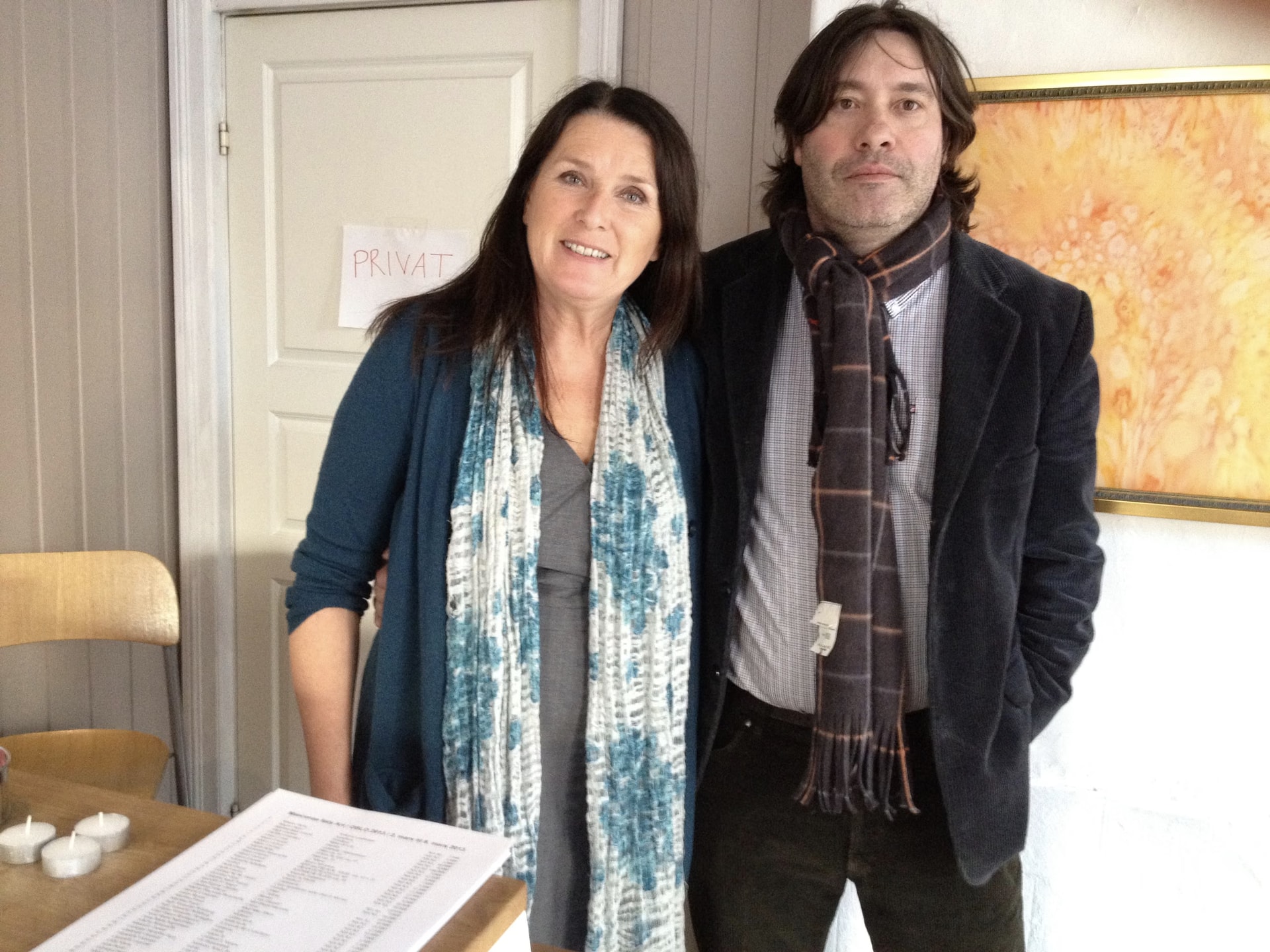 Riccardo Baldelli e la gallerista della S9 Galleri accanto a Genesi Solare di Davide Cristofaro