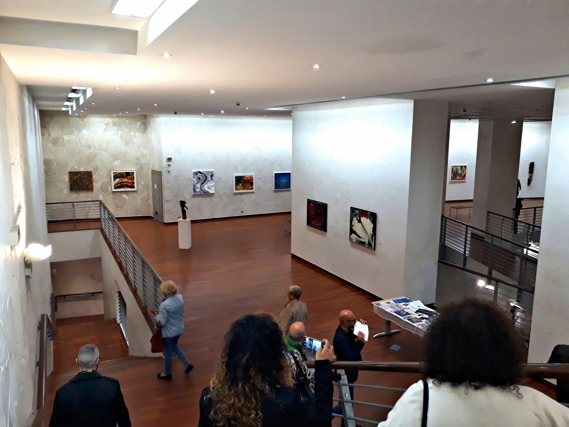 Les visiteurs descendent dans les salles du Museo Michetti, avec les œuvres de l’exposition de sélection aux murs