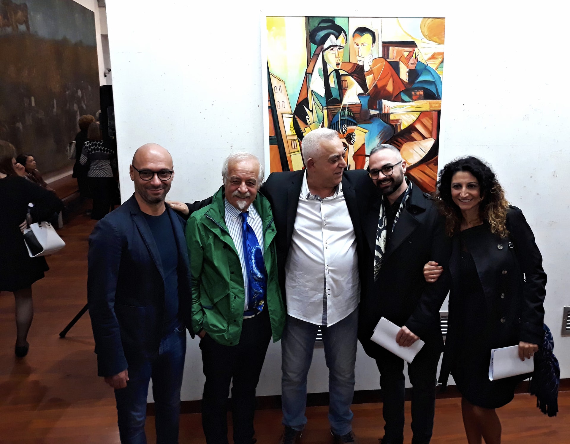 Sandro Lucio Giardinelli, commissaire de l’exposition, au centre avec Davide Cristofaro, Caterina et d’autres artistes exposés au Museo Michetti