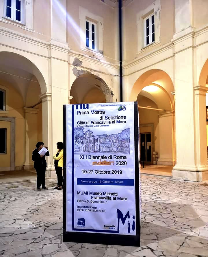 La bannière de la première exposition de sélection Città di Francavilla al Mare dans la cour à arcades du Museo Michetti, octobre 2019