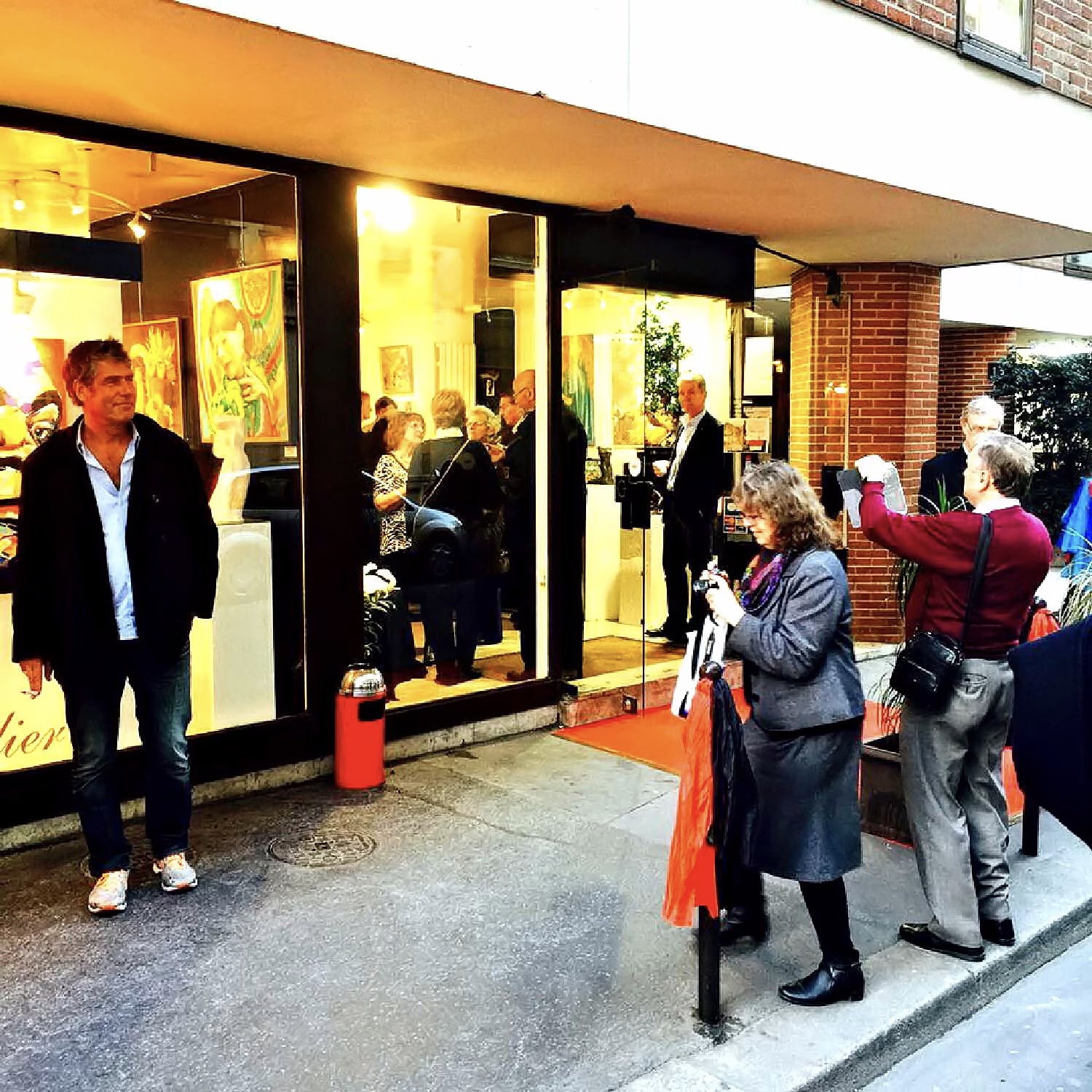 The “Paris 2015” opening crowd on the pavement outside the Galerie Thuillier, on the evening of 17 March 2015
