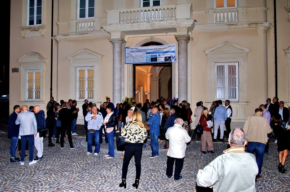 Le public du vernissage sur la piazza San Domenico, devant l’entrée du Museo Michetti, le soir du 19 octobre 2019