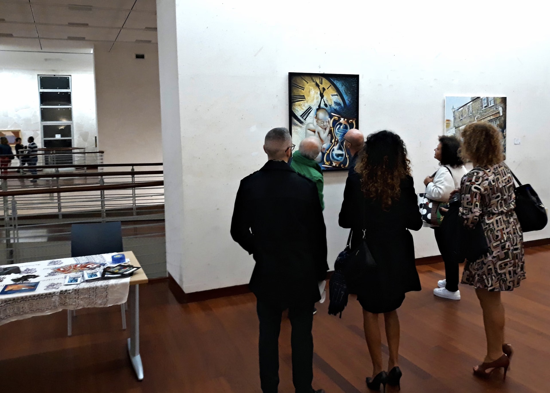 Un groupe de visiteurs devant Le Long Écoulement du Temps pendant le vernissage au Museo Michetti