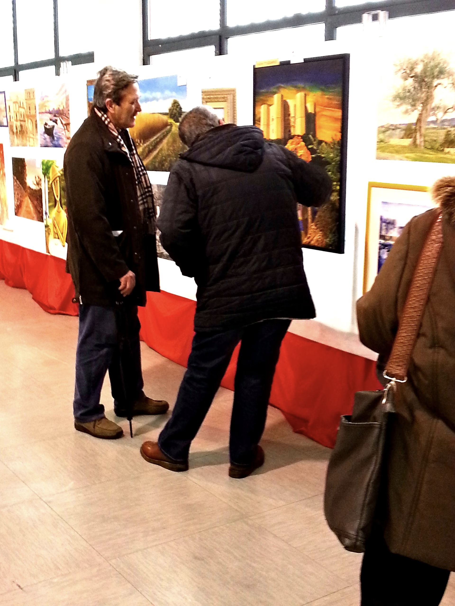 Die ersten Besucher vor den apulischen Landschaften beim Festival dell’Immagine 2015, mit Castel del Monte und die Hofdame an der Wand
