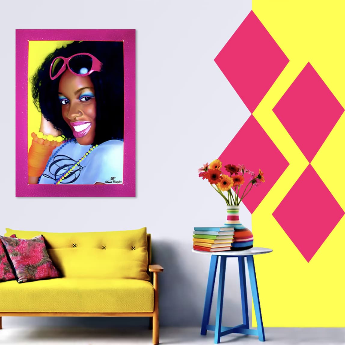 Fashionista in cornice fucsia su una parete bianca con rombi fucsia, sopra un divano giallo