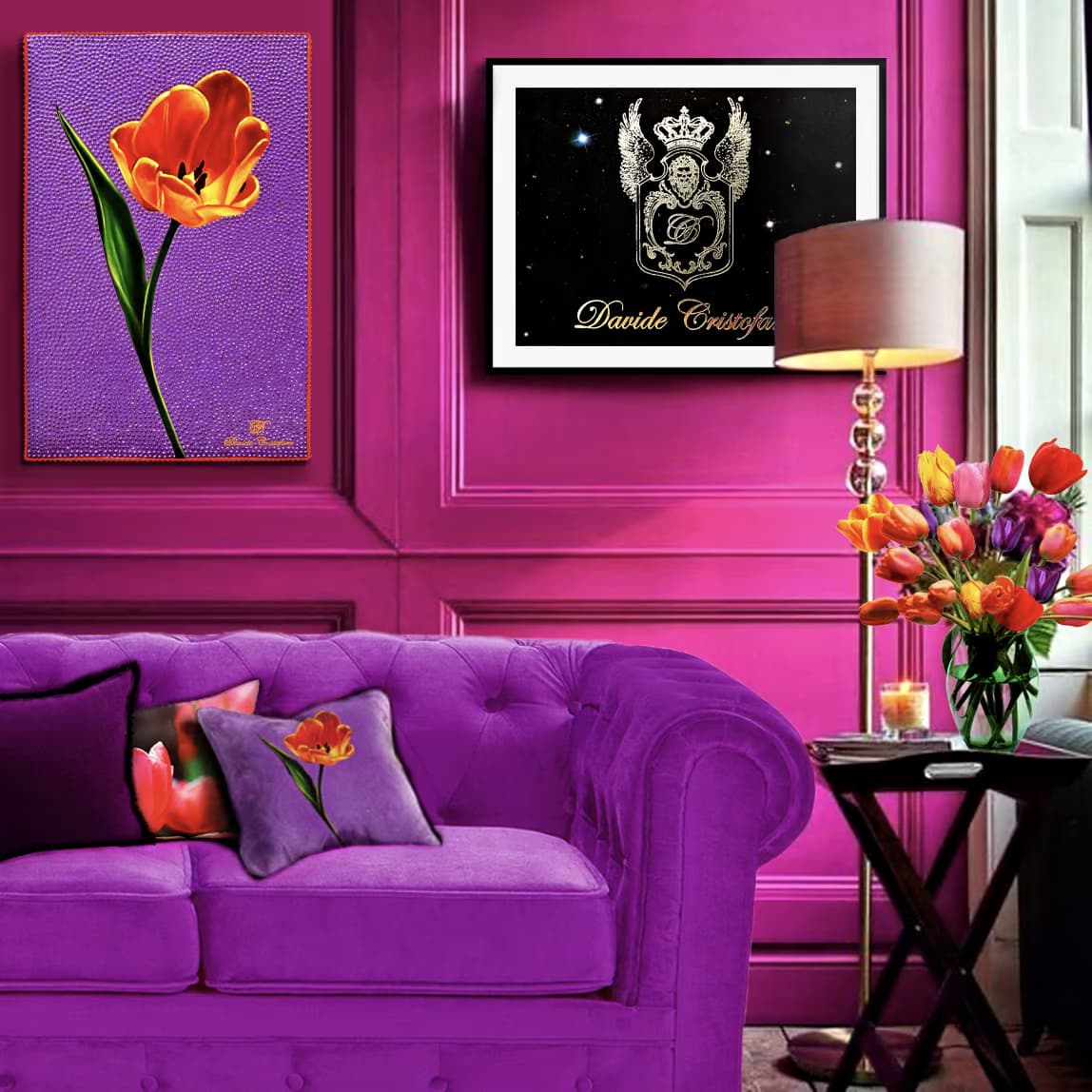 Tulipano su una parete fucsia, sopra un divano viola con cuscini