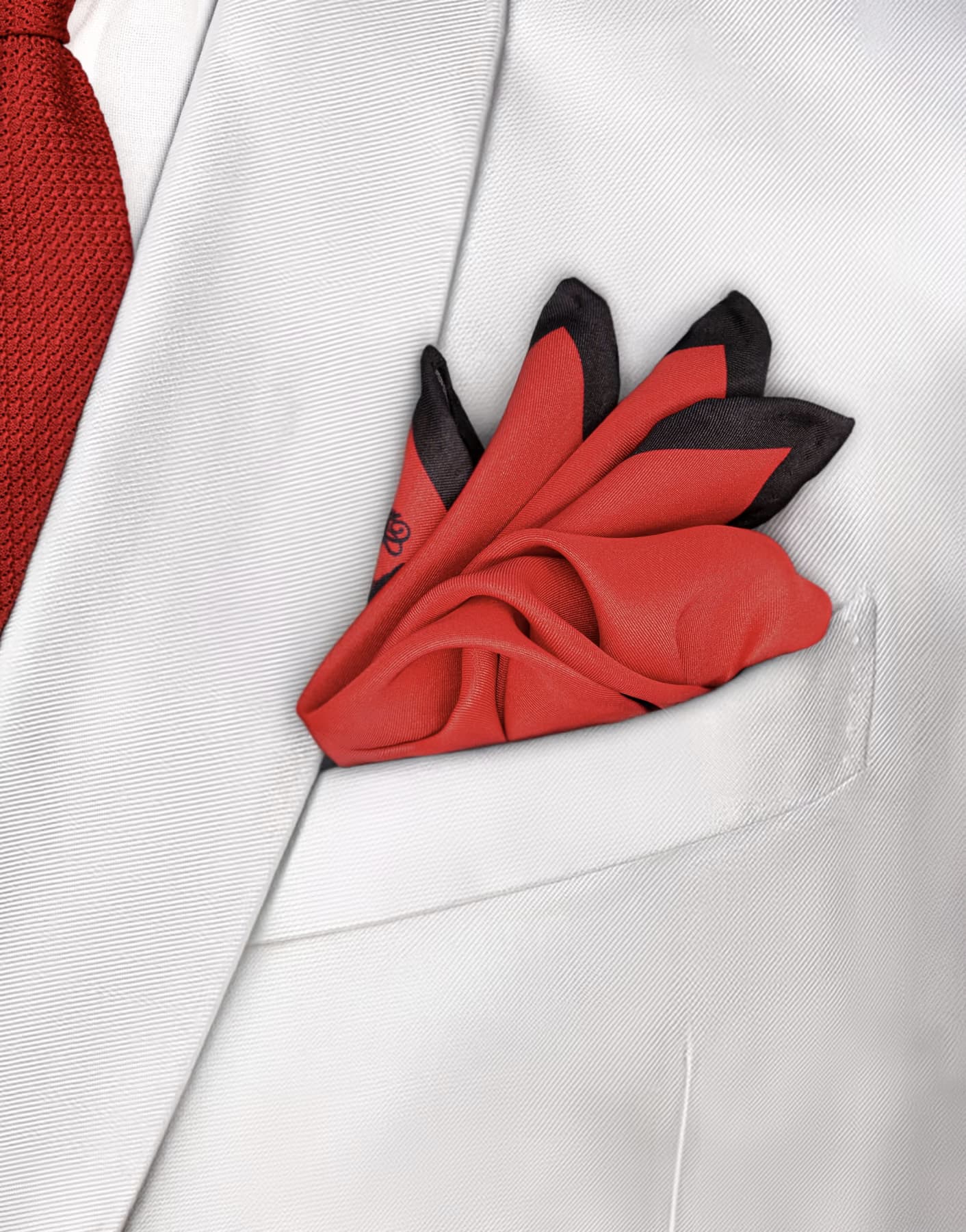 Pochette in Seta con Bordi a Contrasto