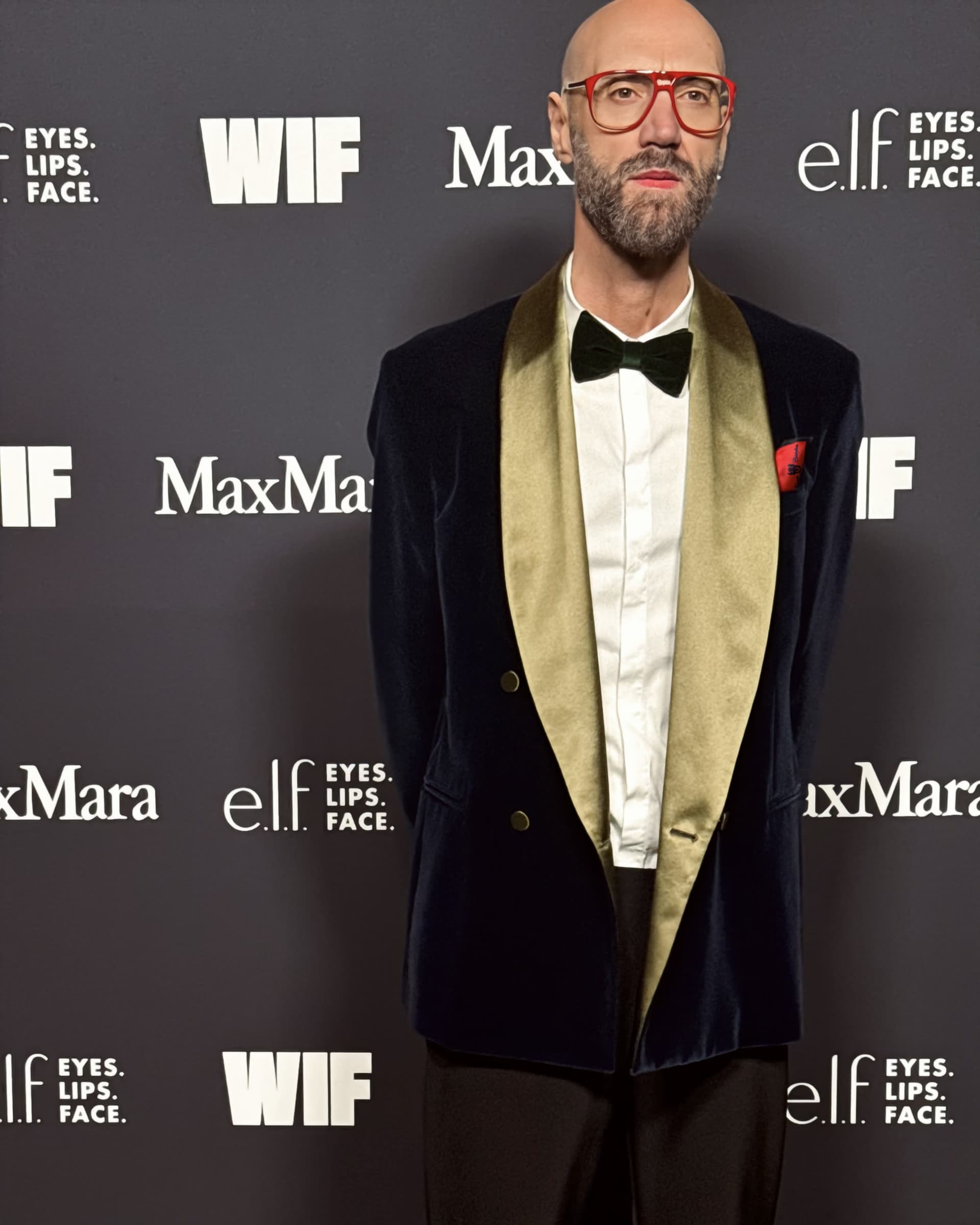 Raimondo Rossi (Ray Morrison) al WIF Honors Gala 2025 al Beverly Hilton, in smoking di velluto scuro con revers dorati, papillon nero e la pochette rossa con bordi neri Davide Cristofaro nel taschino