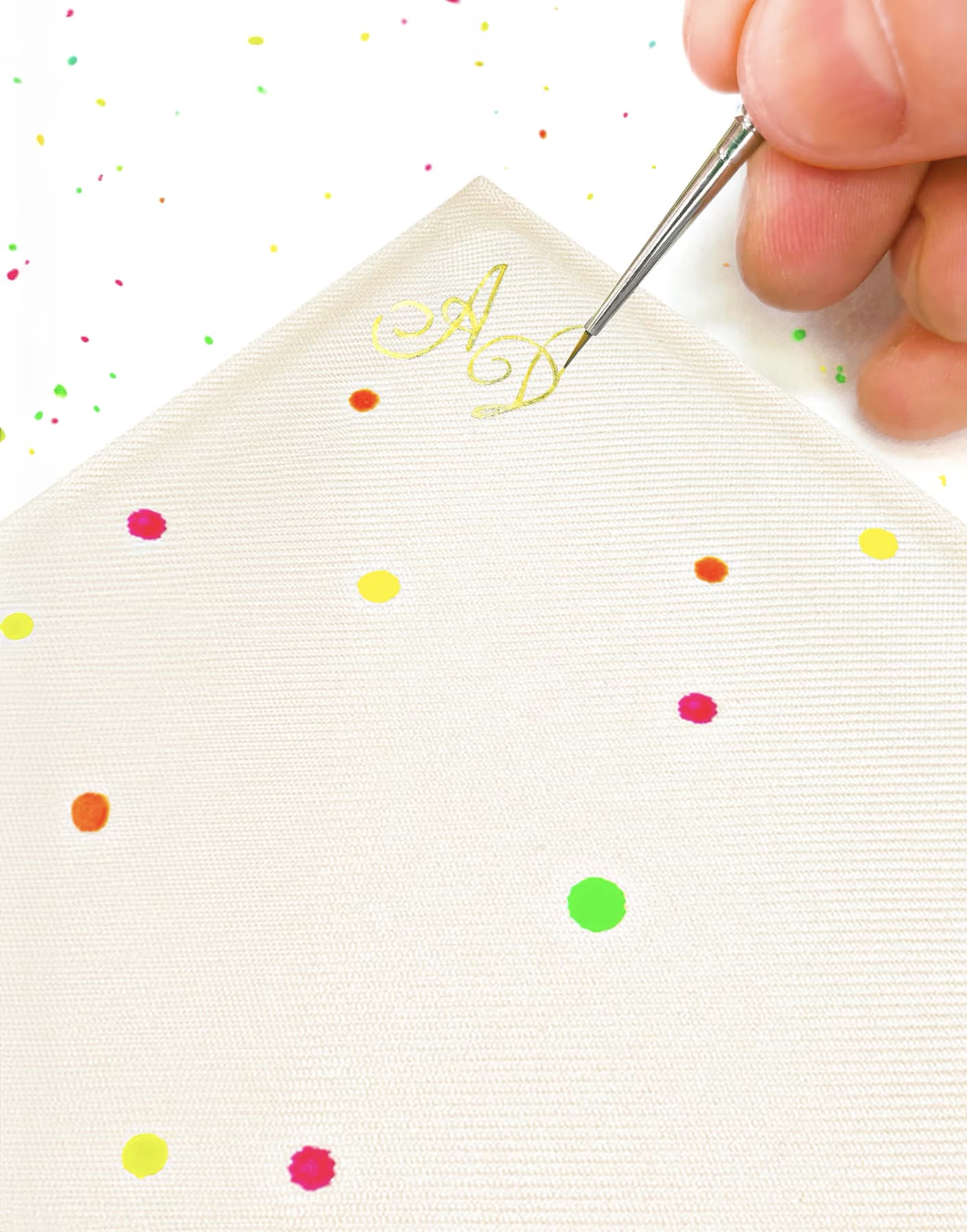 Pochette da taschino in seta twill bianca dipinta a mano con pois fluo verde, giallo, arancione e fucsia