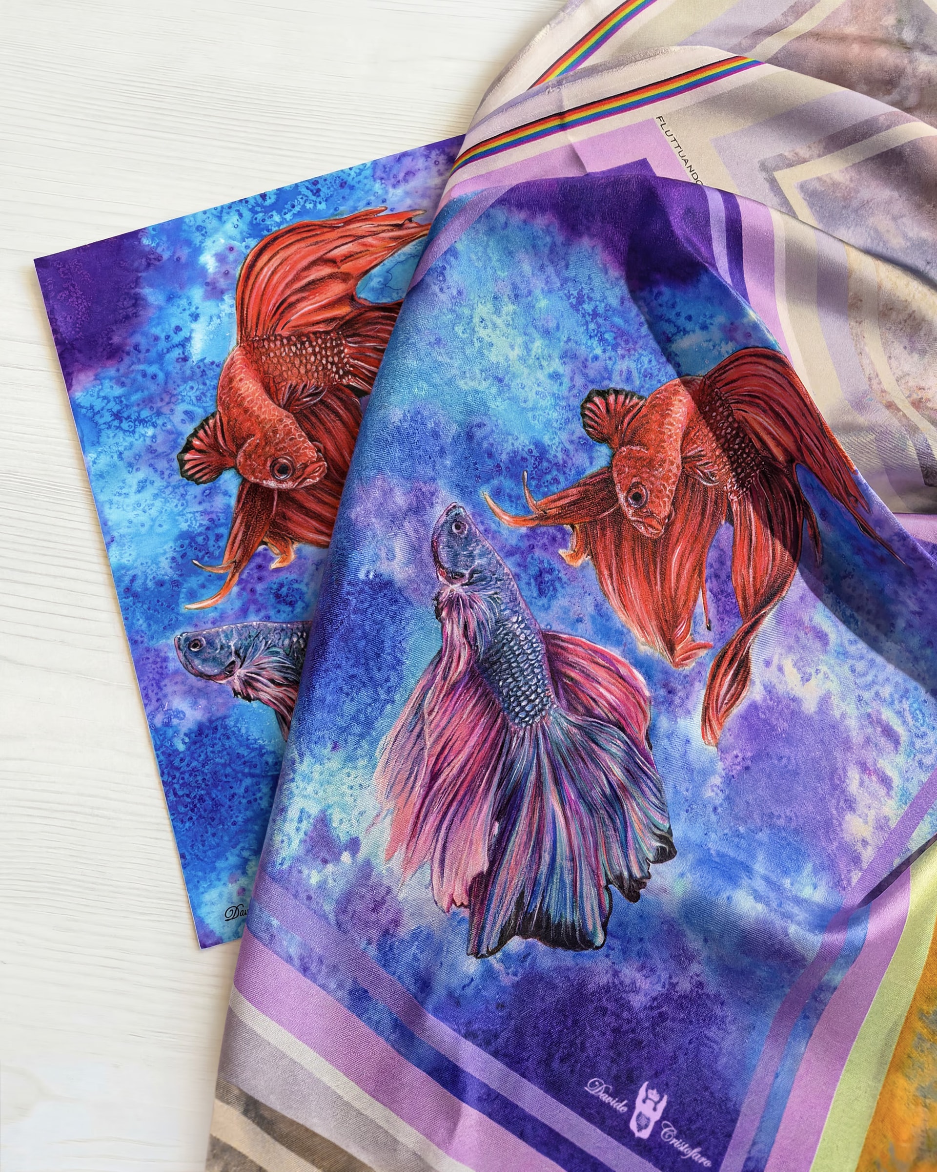 Due foulard di seta con i pesci betta sovrapposti, variante viola